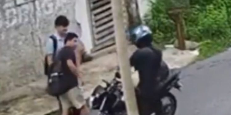 Câmera filma dois estudantes sendo alvo de assalto na Cidade Nova; assista