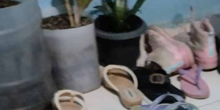 Veja: Idoso discute com traficante por causa de estacionamento e m0rr3 a t1r0s no Viver Melhor 2 De acordo com informações de testemunhas, a vítima teve uma briga com um traficante local por estacionar a sua moto em uma área de circulação de pedestre. Mesmo recebendo ordem para tirar, Claudionor se recusou e entrou para o seu apartamento. Minutos depois, o traficante e mais dois homens armados invadiram a residência e alvejaram o idoso até a morte. O enteado da vítima presenciou a cena e registrou o Boletim de Ocorrência (BO) na Delegacia Especializada em Homicídios e Sequestros (DEHS). VEJA COMO ELE FICOU