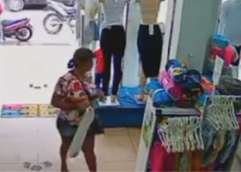 Vídeo: Após ser filmada furtando cuecas de loja, mulher é presa tomando 'cervejinha' em Itacoatiara