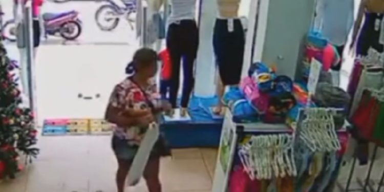 Vídeo: Após ser filmada furtando cuecas de loja, mulher é presa tomando 'cervejinha' em Itacoatiara