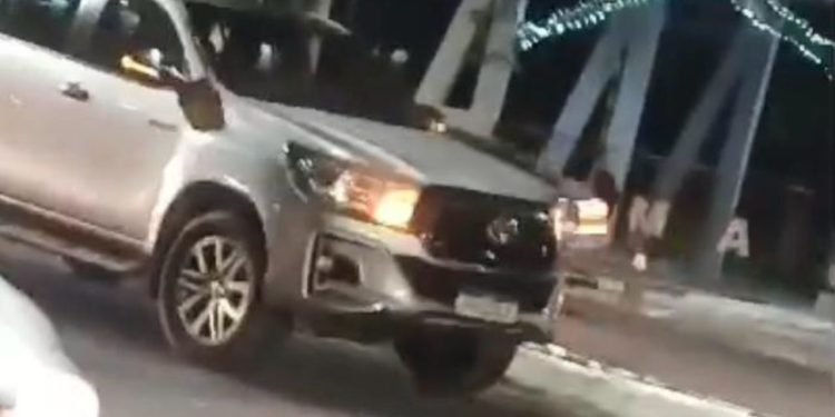 Moradora de rua fica inconsciente ao ser atr0pel@da por Hilux na Ponta Negra