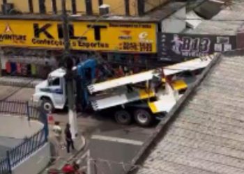 Vídeo: Após pane, avião com destino ao garimpo faz pouso forçado em comunidade do interior do Amazonas