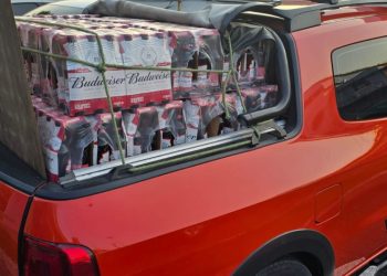 Operadora de caixa e um auxiliar de estoque são presos por ajudarem na tentativa roubo de cervejas do Atacadão