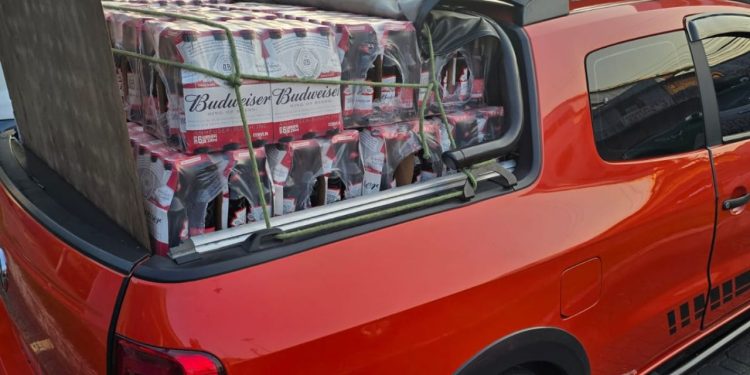 Operadora de caixa e um auxiliar de estoque são presos por ajudarem na tentativa roubo de cervejas do Atacadão