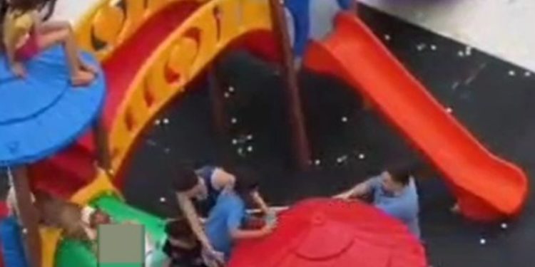 Cenas fortes: Menino de 11 anos é atacado por pitbulls enquanto brincava em parquinho