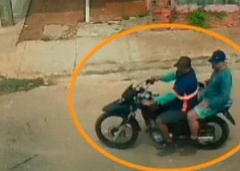 Vídeo: Dupla passa a ser procurada após roubar R$ 30 mil da casa de empresário no AM