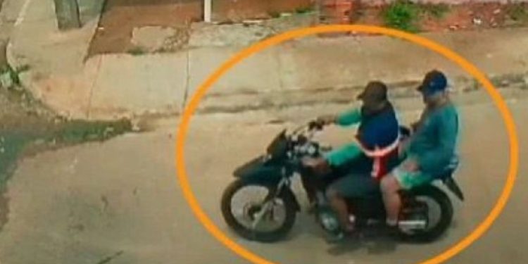 Vídeo: Dupla passa a ser procurada após roubar R$ 30 mil da casa de empresário no AM