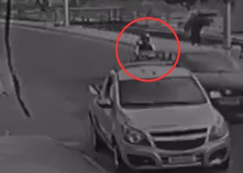 Veja o vídeo: Mulher na garupa de moto 'voa' durante colisão entre veículos no Alvorada