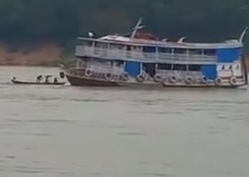 Pânico no rio: vídeo mostra barco lotado de passageiros que encalhou no interior do Amazonas