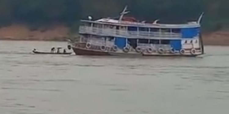Pânico no rio: vídeo mostra barco lotado de passageiros que encalhou no interior do Amazonas