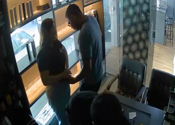 Vídeo: De 'cara limpa', bandidos roubam loja de celulares e ameaçam at1r@r em funcionária no P10