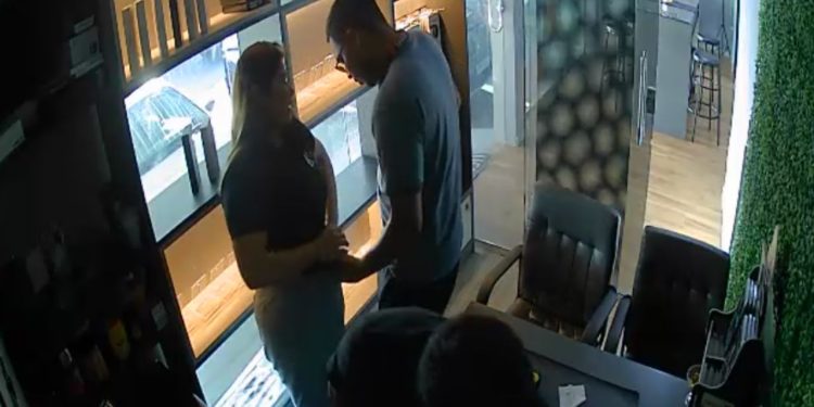 Vídeo: De 'cara limpa', bandidos roubam loja de celulares e ameaçam at1r@r em funcionária no P10