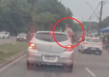 Amostradinho? Vídeo mostra homem sentado na janela de carro em alta velocidade no Distrito
