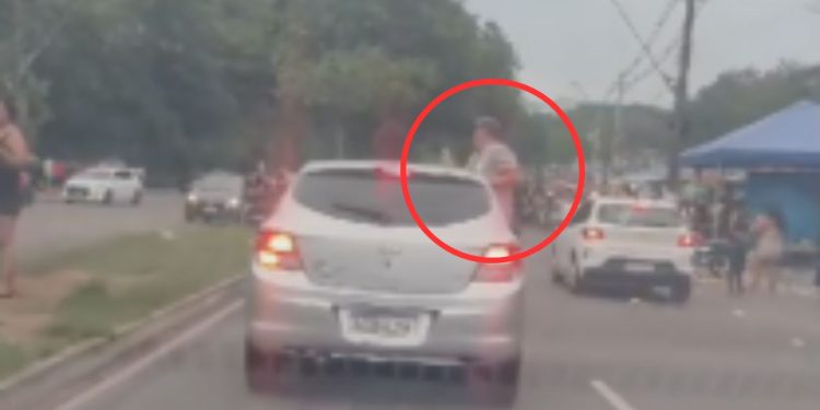 Amostradinho? Vídeo mostra homem sentado na janela de carro em alta velocidade no Distrito