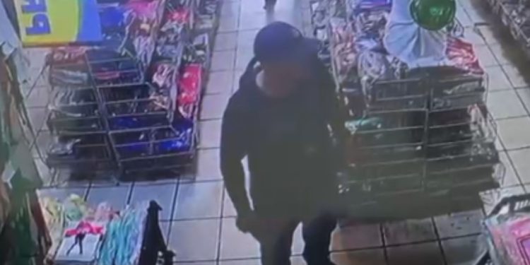 Vídeo: Dono e funcionário de loja são b@lead0s durante assalto no Centro de Manaus