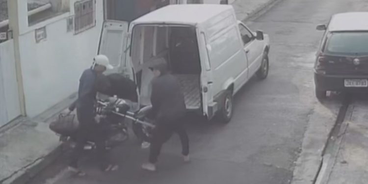 Criminosos usam Fiorino para roubar moto em Manaus e vídeo viraliza; assista