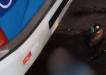 Vídeo: Fio caído enrosca no pescoço de motociclista na Constantino Nery e causa acidente quase fatal