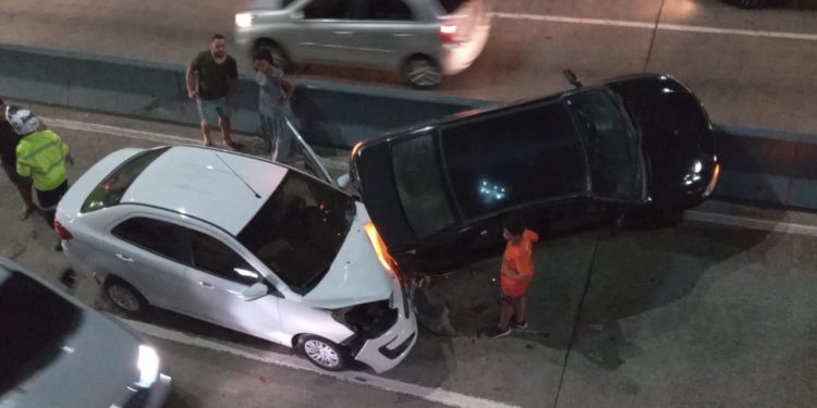 A bruxa está solta: Motorista de aplicativo causa ac1dente na Djalma Batista e deixa trânsito caótico