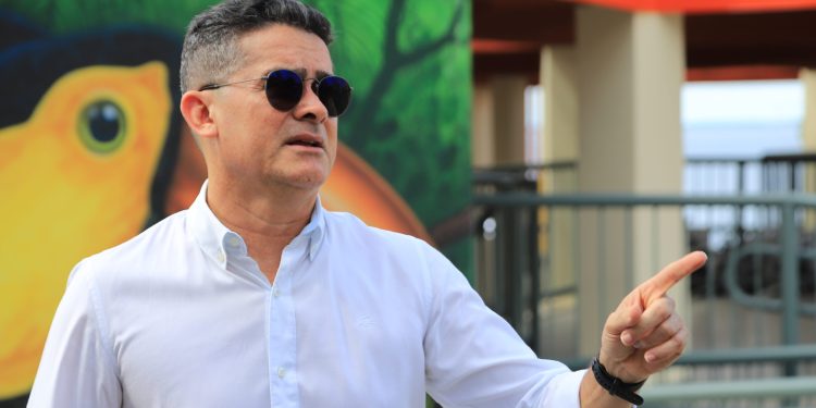 Prefeito fez anúncio uma semana após governador anunciar o pagamento do abono na rede estadual. Foto: Reprodução