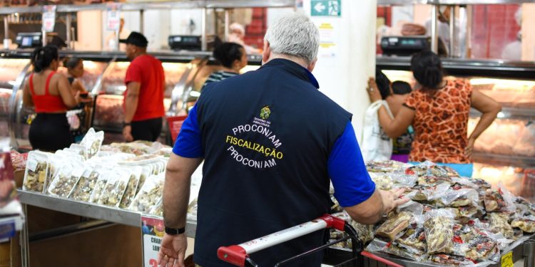 Entre as irregularidades, os fiscais encontraram carnes com embalagem violada e produtos vencidos. Foto: João Pedro/Procon-AM