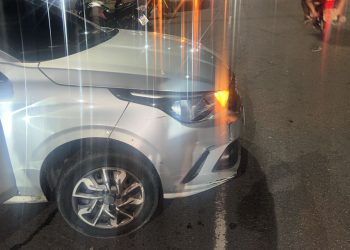 Motorista de app faz retorno e at1nge casal com bebê em moto perto do IML