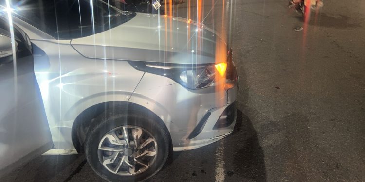 Motorista de app faz retorno e at1nge casal com bebê em moto perto do IML