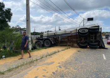 Caminhão 'até o tucupi' de milho tomba ao fazer curva no Rapidão