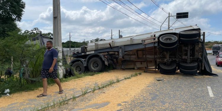 Caminhão 'até o tucupi' de milho tomba ao fazer curva no Rapidão