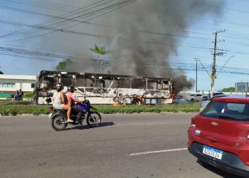 Ônibus fica completamente destruído após ser consumido pelo fogo na Torquato Tapajós;