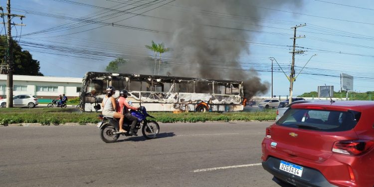 Ônibus fica completamente destruído após ser consumido pelo fogo na Torquato Tapajós;
