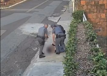 Uma câmera de segurança conseguiu flagrar a agressão. Foto: Reprodução