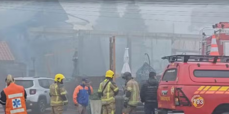 A aeronave caiu em cima de vários estabelecimentos. Foto: Reprodução