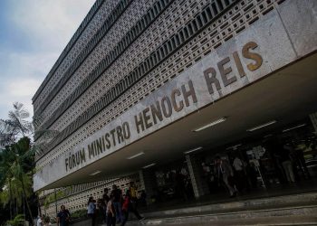 O caso ocorreu quando os dois iam para audiência de custódia nesta sexta-feira (13). Foto: Reprodução