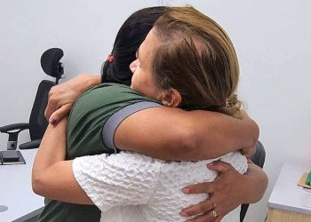 Funcionária da limpeza é parabenizada por achar dinheiro e devolver em Manaus: 'exemplo inspirador para todos'