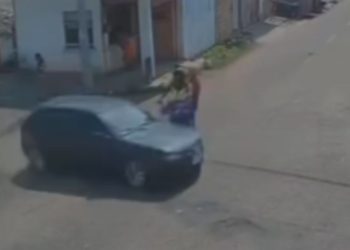 Vídeo mostra motorista bêbado atingindo mototaxista com 3 pessoas na garupa em Manacapuru