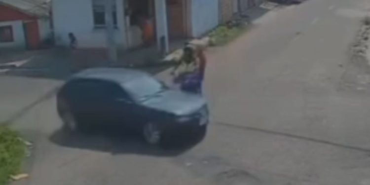 Vídeo mostra motorista bêbado atingindo mototaxista com 3 pessoas na garupa em Manacapuru