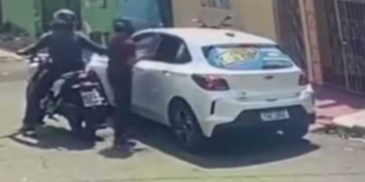 Vídeo: Motorista de aplicativo e passageiro são alvos de assaltantes em Petrópolis