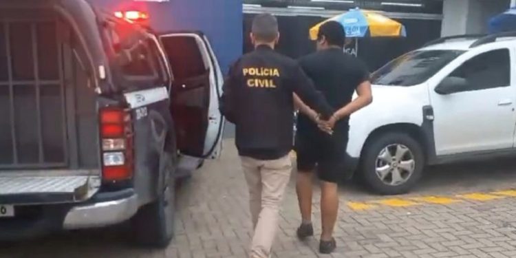 Cantor de arrocha é pres0 por e$tupr4r e engravidar a enteada de 13 anos em Manaus