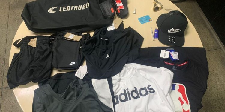 Malandro tenta furtar peças de marca no Manauara Shopping e acaba algemado