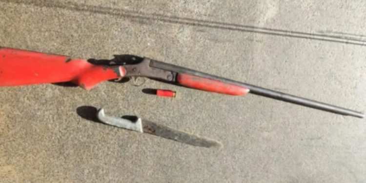 Polícia pega no flagra homem ameaç4nd0 a esposa com facão e espingarda no AM