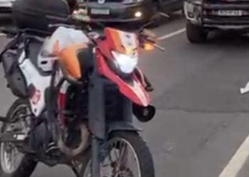 Vídeo: Pedestre atravessa a avenida correndo e fica com fr4tura exp0sta ao ser atr0pelad0 em Manaus