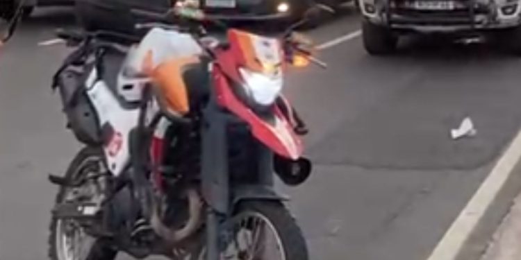 Vídeo: Pedestre atravessa a avenida correndo e fica com fr4tura exp0sta ao ser atr0pelad0 em Manaus