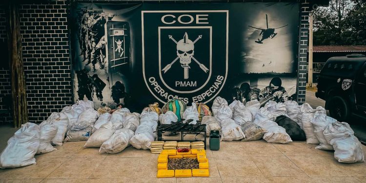 Material ilícito foi apreendido em lancha, que pegou fogo e afundou no rio. Foto: Michel Pereira/PMAM