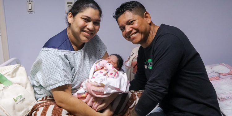 A pequena Bella nasceu à 0h20, com 3.240 quilos e 49 centímetros, de parto natural. Foto: Evandro Seixas/ SES-AM