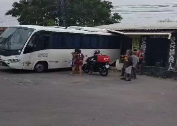 O veículo é da empresa LM e supostamente perdeu o freio. Foto: Reprodução