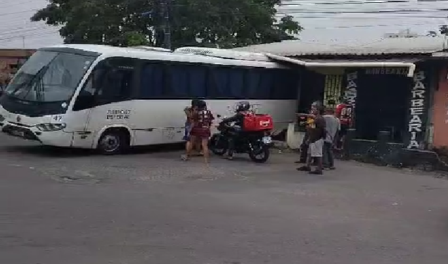 O veículo é da empresa LM e supostamente perdeu o freio. Foto: Reprodução