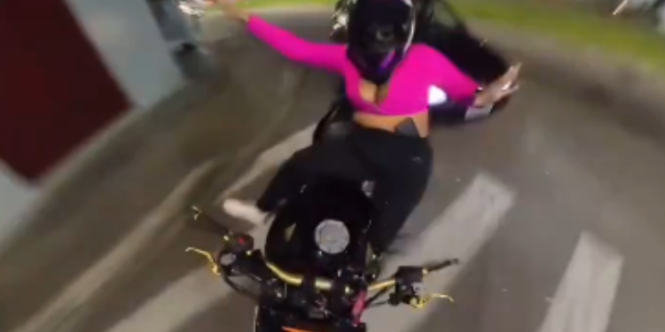 Ela acabou batendo na lateral de um carro. Foto: Reprodução