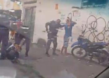 Vídeo mostra PM caído na calçada tentando imobilizar homem com 'mata-leão' em Manaus