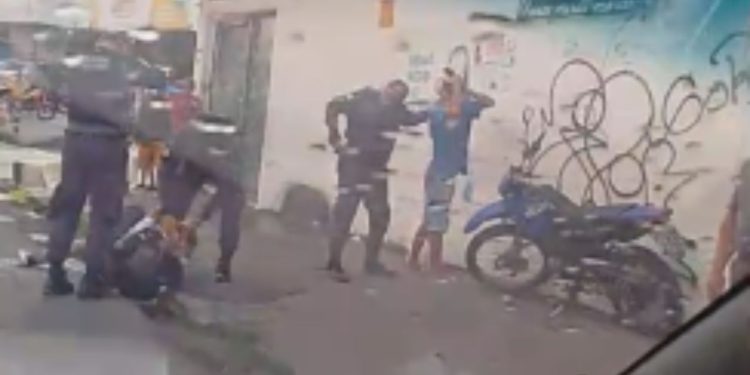 Vídeo mostra PM caído na calçada tentando imobilizar homem com 'mata-leão' em Manaus