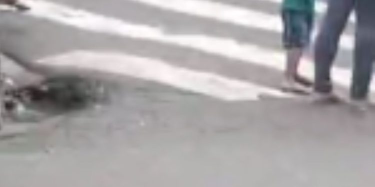 "Ainda não chegou o socorro": vídeo mostra homem que foi atr0pel4d0 por carro no Coroado